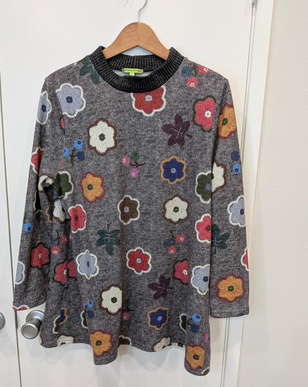 Trisha Tyler Women's Grey Art To Wear Flower Sweater Size Large Bojo Lagenlook